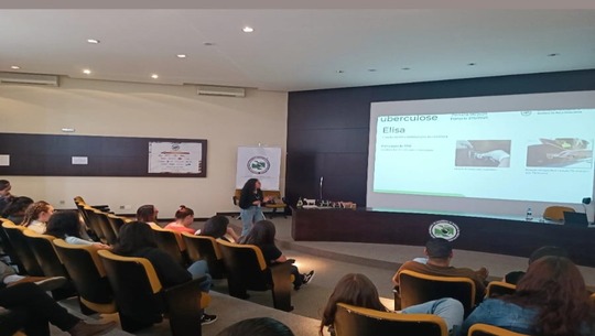 Alunos da Unicesumar visitam a APCBRH e conhecem as atividades do PARLEITE 